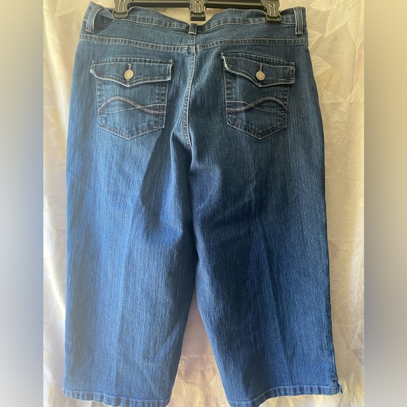 Women’s Gloria Vanderbilt blue Jean capris - Picture 2 of 7